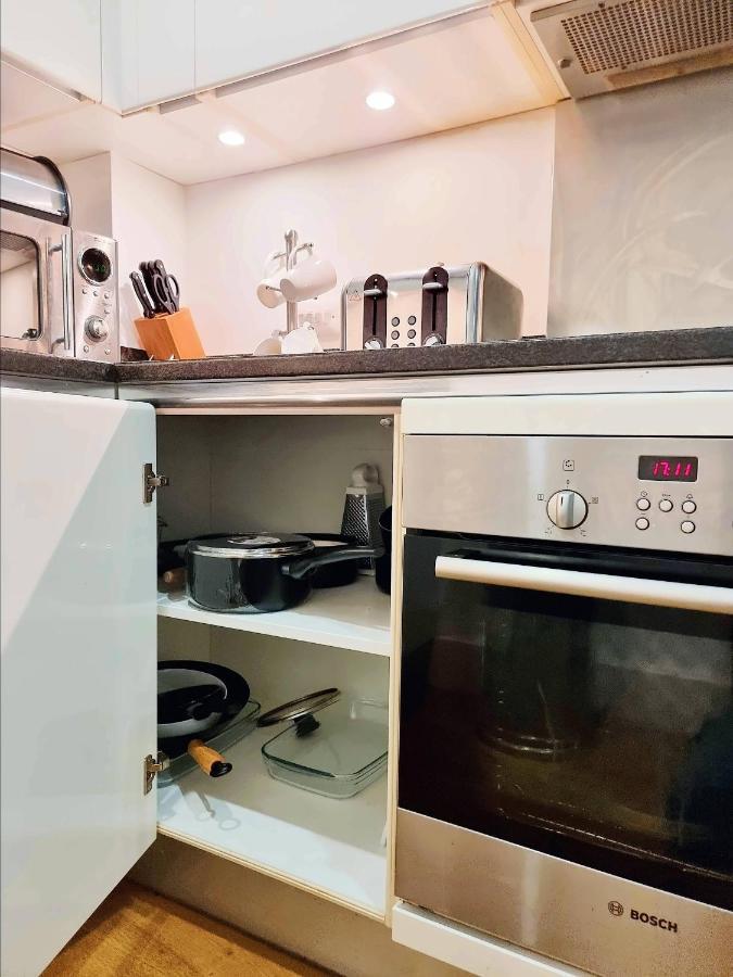 Your Riverside Home 2 With Private Balcony Londra Exterior foto