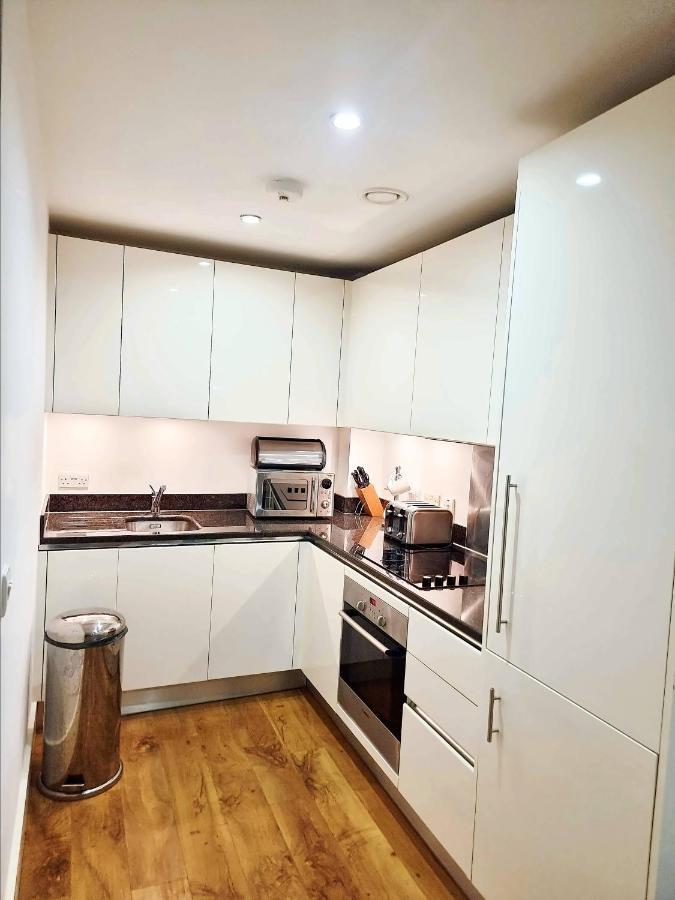 Your Riverside Home 2 With Private Balcony Londra Exterior foto