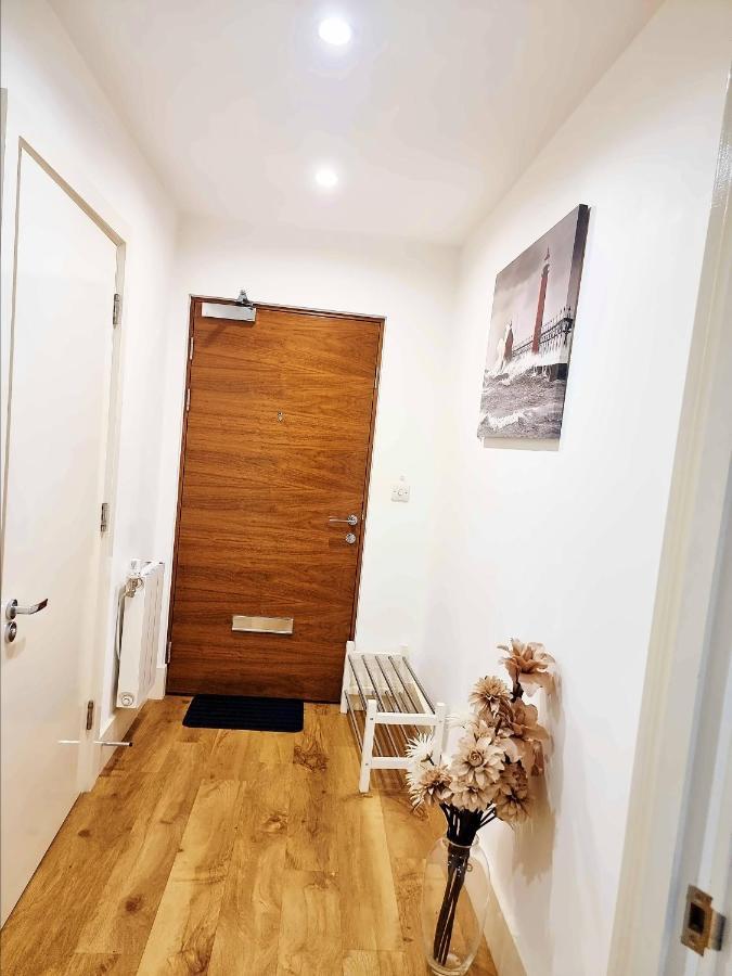 Your Riverside Home 2 With Private Balcony Londra Exterior foto